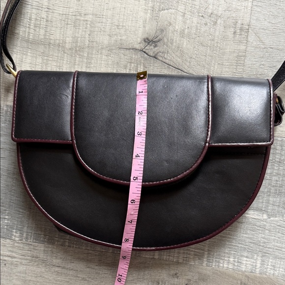 Chic Black Crossbody Bag - Picture 3 of 8